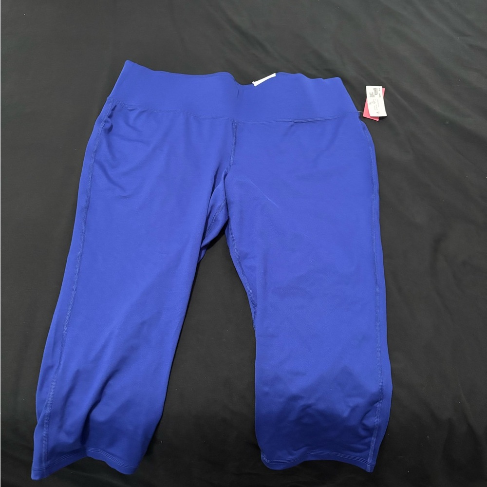 NEW Livi Capri Leggings